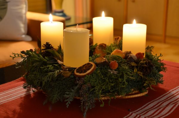 Adventskranz mit drei brennenden Kerzen