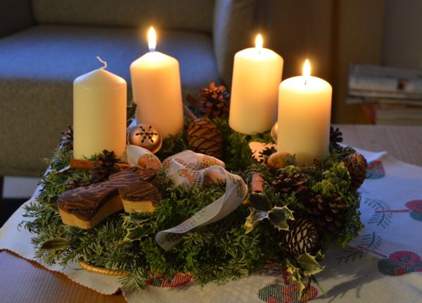 Adventskranz mit drei brennenden Kerzen