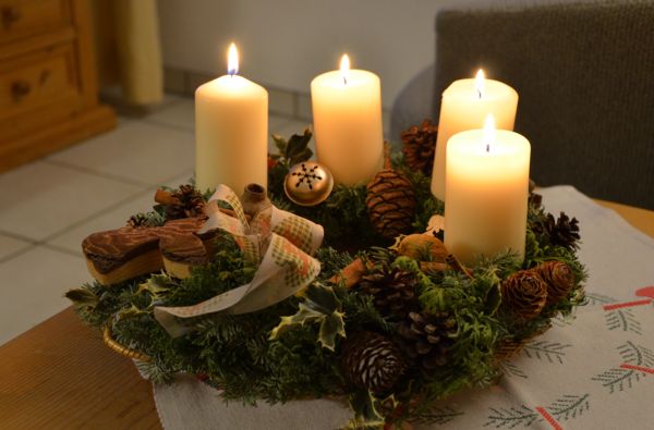 Adventskranz mit vier brennenden Kerzen (Hergestellt von Simone Bienossek, Lebenswert Neudorf) Adventskranz mit vier brennenden Kerzen