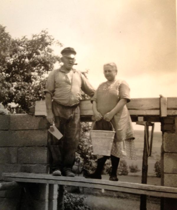 Katarina und Josef Ritzel beim Hausbau (1952) Katarina und Josef Ritzel beim Hausbau (1952)