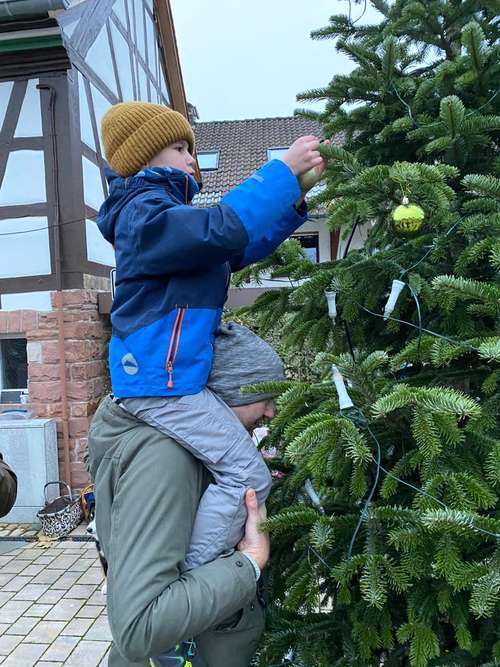 Schmücken des Weihnachtsbaums am Dalles 2022 