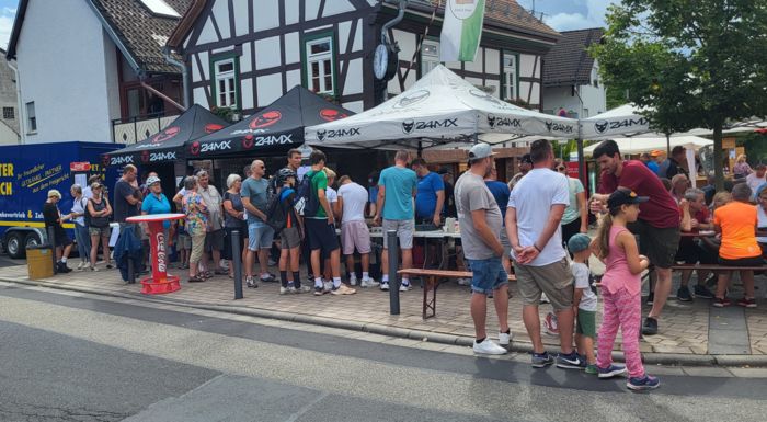 Lange Schlangen an der Grillstation