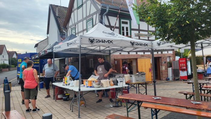 Letzte Vorbereitungen an der Grillstation: Die Ruhe vor dem Sturm