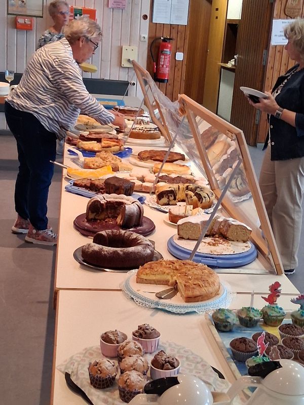 Am Kuchenbuffet Am Kuchenbuffet