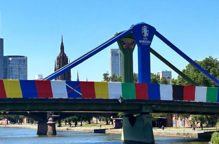 Zur EURO2024 geschmückte Mainbrücke