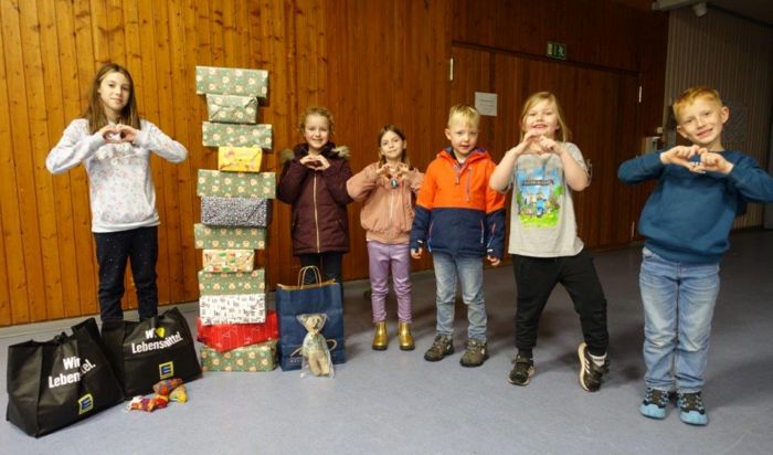 Ein Teil der Kinzigspatzen mit den gepackten Päckche
