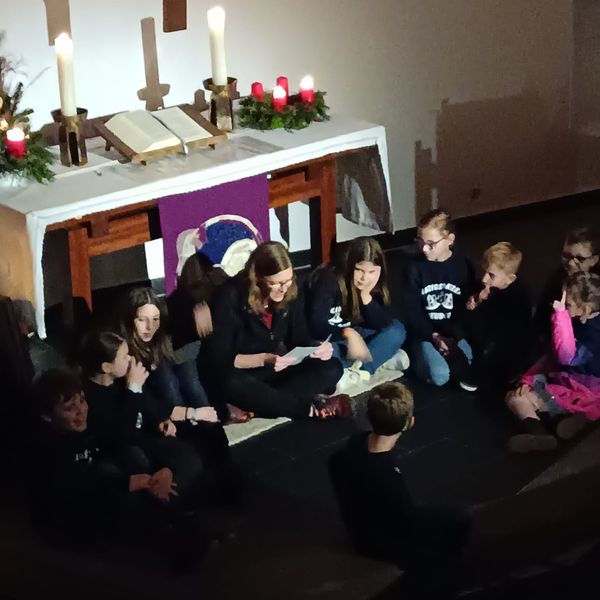 Besinnliche Adventsstunde 2024 - Katharina Knobloch beim Vorlesen