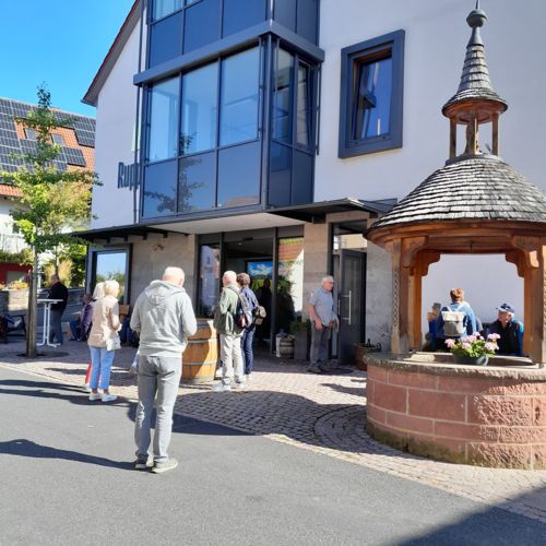 Vor dem Weingut Ruppert Vor dem Weingut Ruppert
