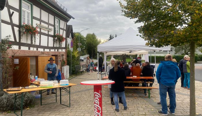 Gäste der Weinfreunde bei der Museumsöffnung