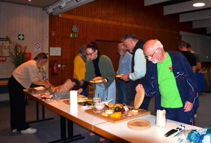 Weinfreunde nach der Sitzung am Buffet Weinfreunde nach der Sitzung am Buffet