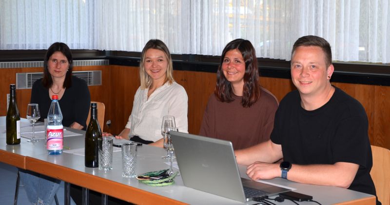 Der alte und neue Vorstand: L. Wink, K. Schramm, A.-C. Bohlken, S. Knobloch (v.l.) Der alte und neue Vorstand: L. Wink, K. Schramm, A.-C. Bohlken, S. Knobloch (v.l.)