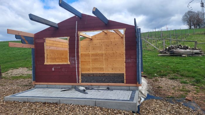 Die Hütte nimmt langsam wieder Gestalt an (31.03.2025) Die Hütte nimmt langsam wieder Gestalt an (31.03.2025)