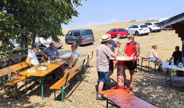 Lockere Atmosphäre am Weinberg